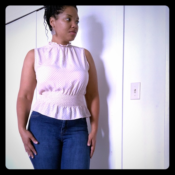 Pink polkadot blouse. Ruffled collar, sleeveless. - Picture 1 of 3